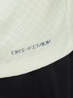 در این بلاگ، ما به شما باز می‌گوییم که تکنولوژی DRI-FIT چیست و چگونه کار می‌کند، و همچنین معنای علامت مشهور DRI-FIT بر روی پوشاک نایکی را توضیح می‌دهیم